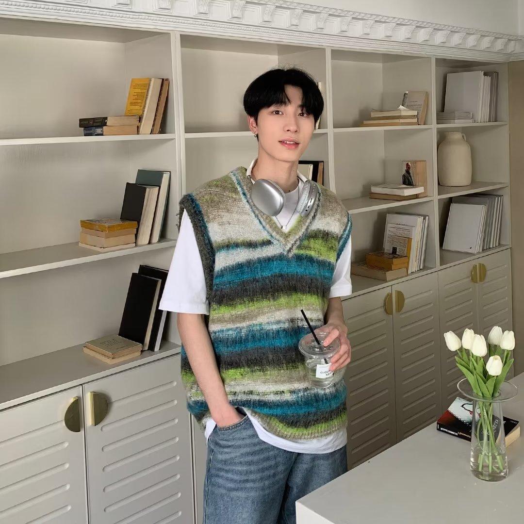 Men's Gradient Knitted Loose V-neck Sleeveless Sweater Vest - Hipster Collections